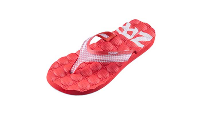 {振揚實業是拖鞋廠家、拖鞋加工(gōng)廠、拖鞋代工(gōng)廠、高端拖鞋定制、人字拖加工(gōng)廠、定制拖鞋工(gōng)廠、品牌拖鞋代工(gōng)廠、涼鞋代工(gōng)廠、沙灘拖鞋廠家、涼鞋廠家，不同風格的多(duō)款式組合，滿足各類時尚消費者不同生活閱曆和價值取向的裝(zhuāng)扮需求。}